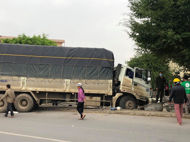 Nam Định: 2 tài xế xe tải thương vong sau cú tông trực diện - Ảnh 3.