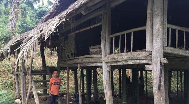 Nhóm từ thiện muốn dựng lại nhà cho “cậu bé sống cô độc trong rừng”. - Ảnh 2.