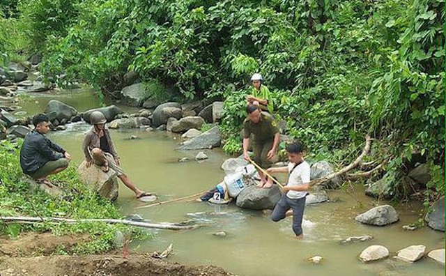 Phát hiện thi thể có 3 vết chém trên cổ dưới suối - Ảnh 1.