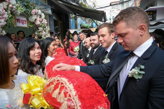 Chồng người Mỹ hôn Hoàng Oanh trong lễ rước dâu - Ảnh 11.