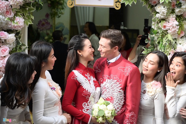 Chồng người Mỹ hôn Hoàng Oanh trong lễ rước dâu - Ảnh 18.