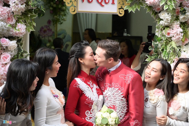 Chồng người Mỹ hôn Hoàng Oanh trong lễ rước dâu - Ảnh 19.