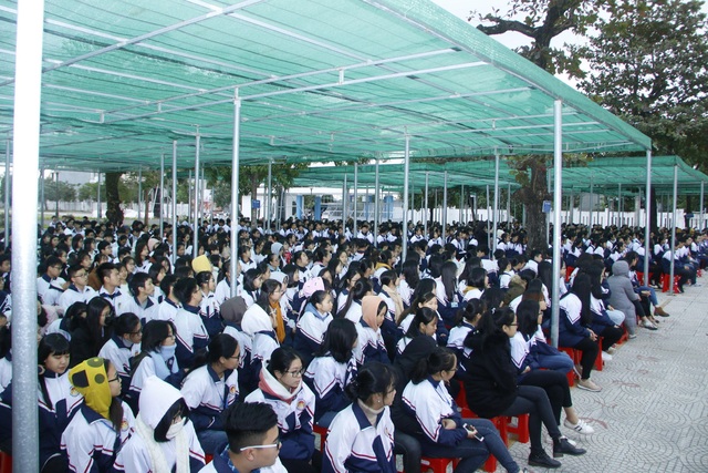 Hà Nam tổ chức nhiều hoạt động truyền thông cho học sinh các trường trung học - Ảnh 2.