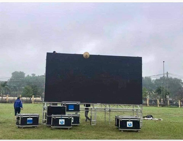 Nhiều địa phương ở Nghệ An, Hà Tĩnh lắp màn hình LED khủng cổ vũ U22 Việt Nam đá chung kết - Ảnh 1.