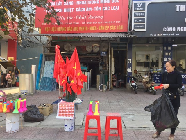 Nhiều địa phương ở Nghệ An, Hà Tĩnh lắp màn hình LED khủng cổ vũ U22 Việt Nam đá chung kết - Ảnh 8.