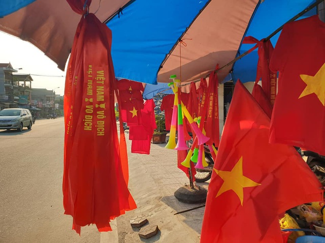 Nhiều địa phương ở Nghệ An, Hà Tĩnh lắp màn hình LED khủng cổ vũ U22 Việt Nam đá chung kết - Ảnh 7.