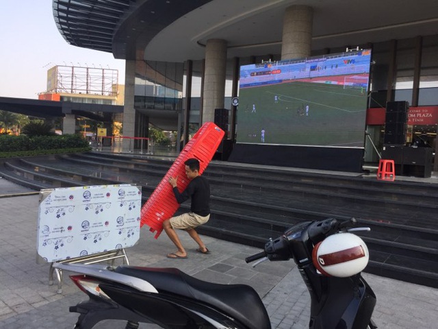 Nhiều địa phương ở Nghệ An, Hà Tĩnh lắp màn hình LED khủng cổ vũ U22 Việt Nam đá chung kết - Ảnh 2.