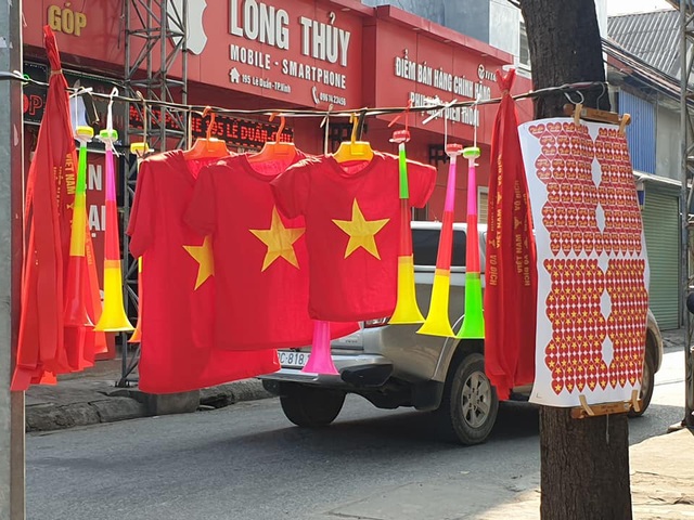 Nhiều địa phương ở Nghệ An, Hà Tĩnh lắp màn hình LED khủng cổ vũ U22 Việt Nam đá chung kết - Ảnh 6.