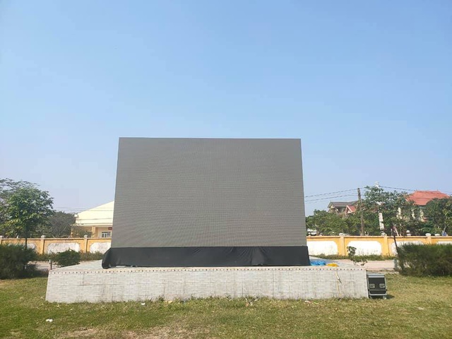 Nhiều địa phương ở Nghệ An, Hà Tĩnh lắp màn hình LED khủng cổ vũ U22 Việt Nam đá chung kết - Ảnh 3.