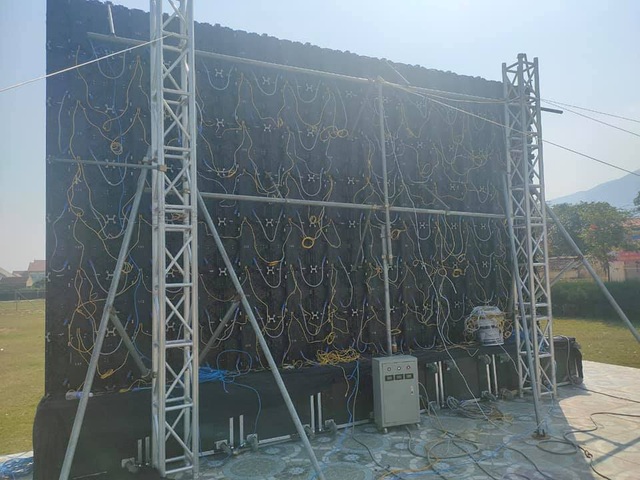 Nhiều địa phương ở Nghệ An, Hà Tĩnh lắp màn hình LED khủng cổ vũ U22 Việt Nam đá chung kết - Ảnh 4.