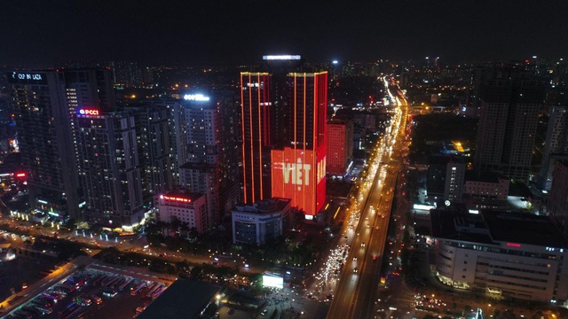 Hàng loạt cao ốc của Sunshine Group nhuộm đỏ quốc kỳ, cổ vũ Việt Nam trước trận CK SEA Games 30 - Ảnh 2.