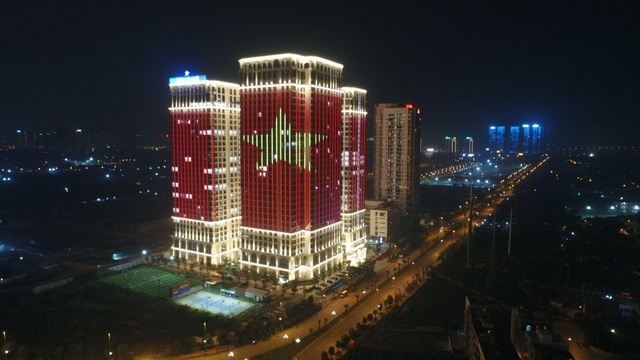 Hàng loạt cao ốc của Sunshine Group nhuộm đỏ quốc kỳ, cổ vũ Việt Nam trước trận CK SEA Games 30 - Ảnh 4.