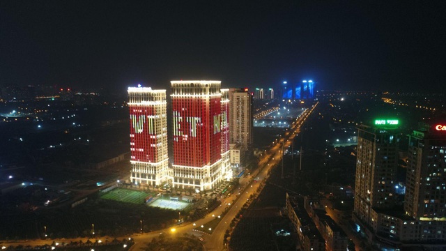 Hàng loạt cao ốc của Sunshine Group nhuộm đỏ quốc kỳ, cổ vũ Việt Nam trước trận CK SEA Games 30 - Ảnh 5.