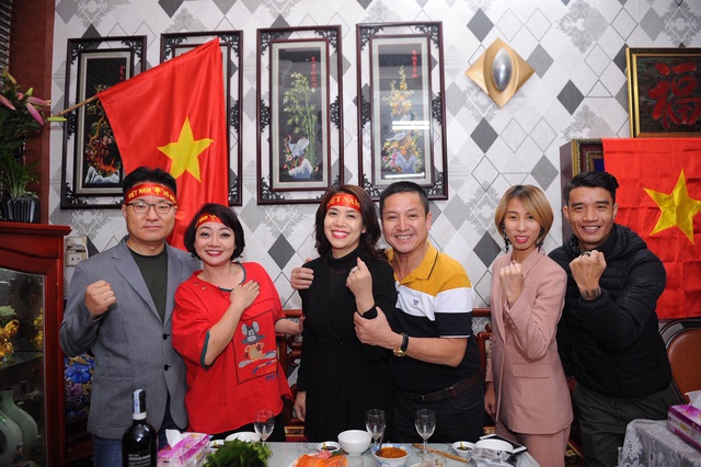Chí Trung, NSND Lan Hương mừng Việt Nam vô địch SEA Games tại nhà nghệ sĩ Trà My - Ảnh 4.