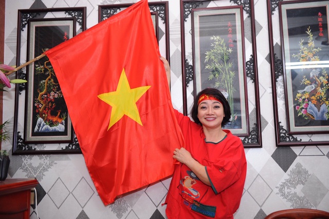 Chí Trung, NSND Lan Hương mừng Việt Nam vô địch SEA Games tại nhà nghệ sĩ Trà My - Ảnh 1.