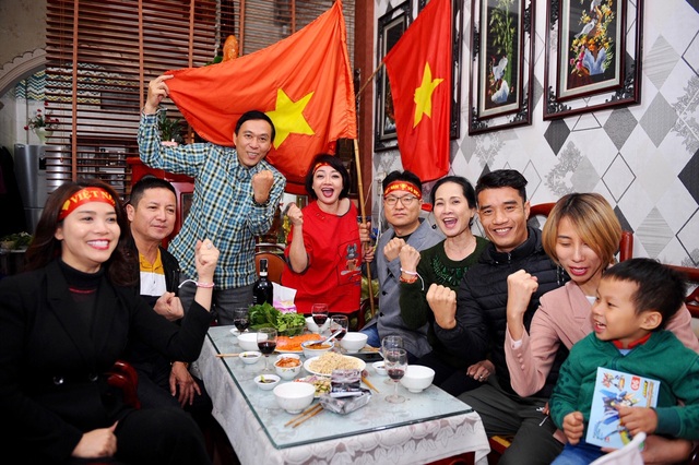 Chí Trung, NSND Lan Hương mừng Việt Nam vô địch SEA Games tại nhà nghệ sĩ Trà My - Ảnh 3.