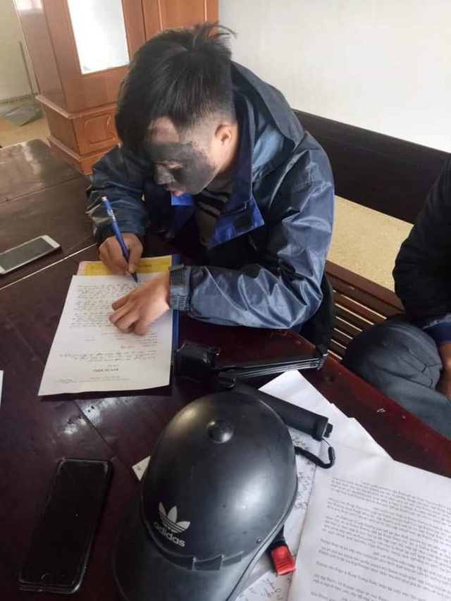 Phạt thanh niên bôi mặt đen để đi ăn xin ở Nghệ An - Ảnh 1.