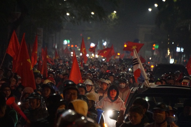 “Bão đêm” sau chiến thắng của U22 Việt Nam: Ô tô lật nhào, hàng trăm “quái xế” bị bắt giữ - Ảnh 2.