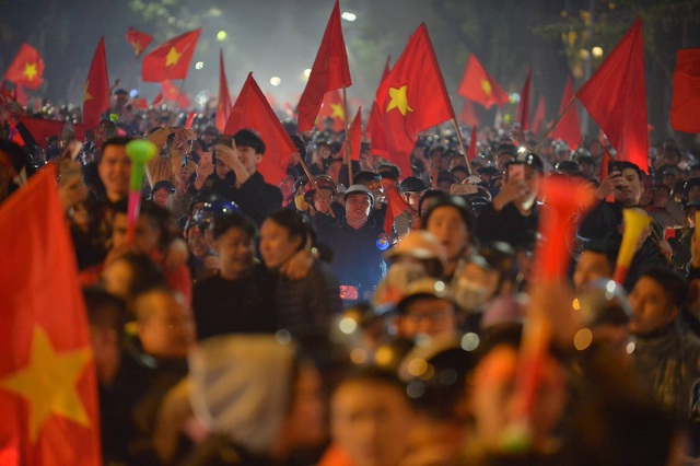 “Bão đêm” sau chiến thắng của U22 Việt Nam: Ô tô lật nhào, hàng trăm “quái xế” bị bắt giữ - Ảnh 3.