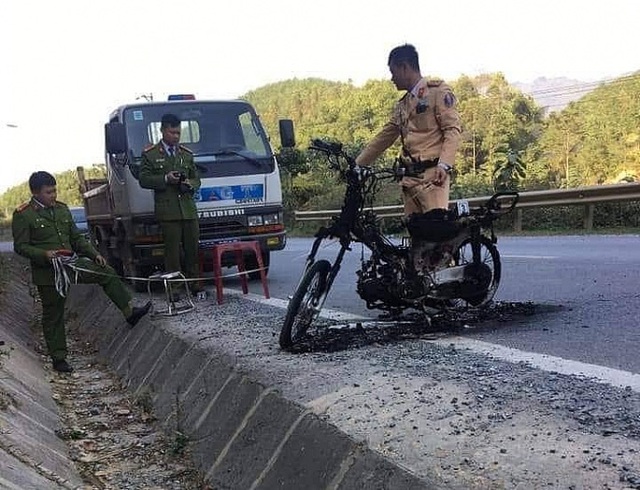 Phú Thọ: Bị kiểm tra giấy tờ, nam thanh niên đốt xe máy trước mặt CSGT - Ảnh 2.