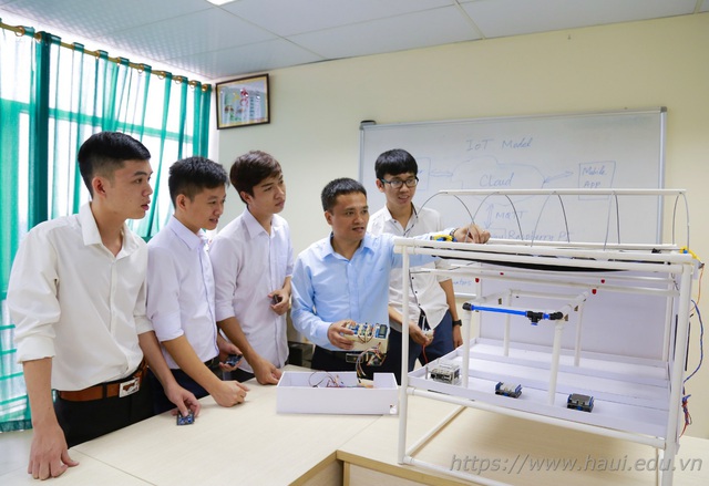 Sinh viên trường Đại học Công nghiệp Hà Nội xây nhà kính thông minh cho sản xuất nông nghiệp - Ảnh 1.