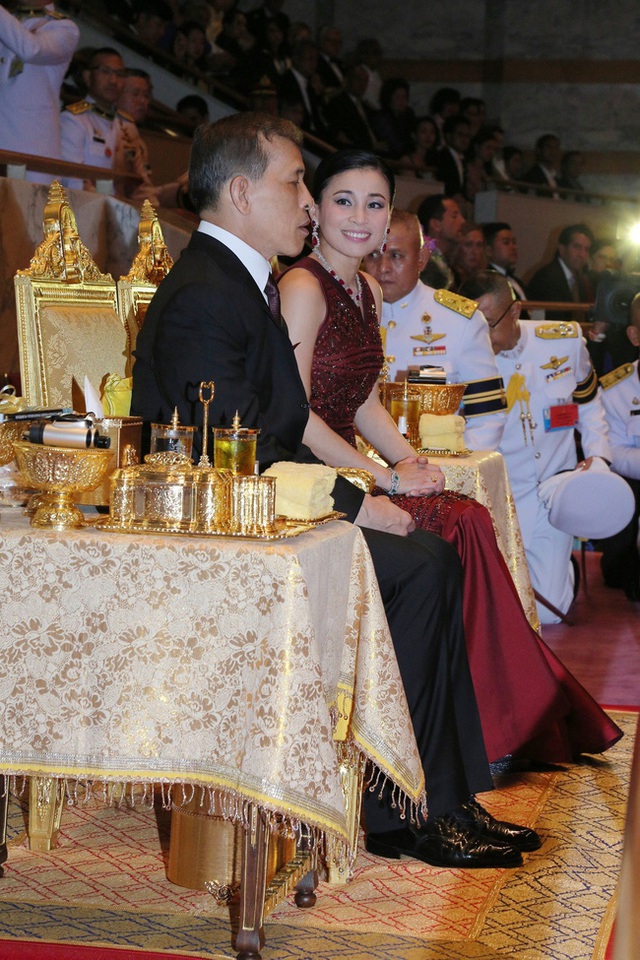 Hoàng hậu Thái Lan biến hóa liên tục sau khi Hoàng quý phi bị phế truất, khoe vẻ đẹp cá tính trong sự kiện mới nhất - Ảnh 6.