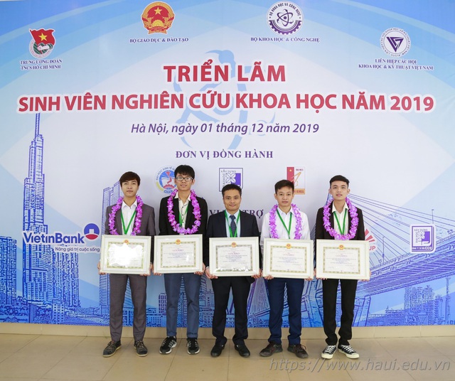 Sinh viên trường Đại học Công nghiệp Hà Nội xây nhà kính thông minh cho sản xuất nông nghiệp - Ảnh 6.