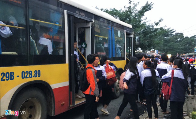CSGT nói về việc xử lý xe buýt 60 chỗ chở gần 120 học sinh  - Ảnh 2.