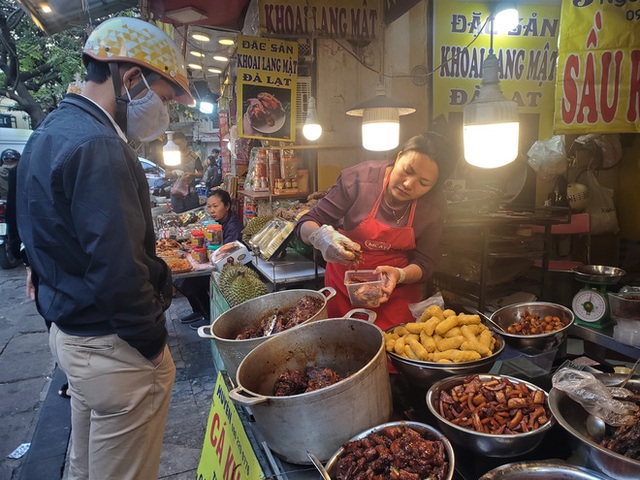  Khu chợ độc nhất Hà Nội: Mở vài tiếng bán hàng trăm cân cá kho, trời lạnh càng hút khách - Ảnh 11.
