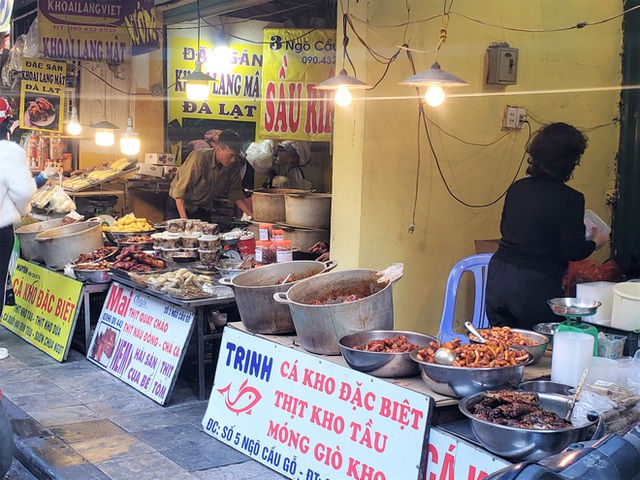  Khu chợ độc nhất Hà Nội: Mở vài tiếng bán hàng trăm cân cá kho, trời lạnh càng hút khách - Ảnh 3.