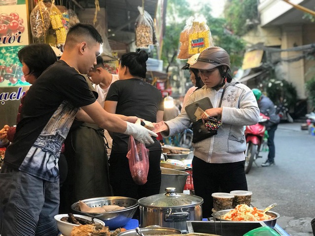  Khu chợ độc nhất Hà Nội: Mở vài tiếng bán hàng trăm cân cá kho, trời lạnh càng hút khách - Ảnh 4.