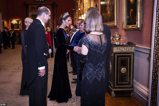 Công nương Kate chiếm hết spotlight trong bữa tiệc ngoại giao, tỏa sáng với vương miện của mẹ chồng quá cố, điều mà Meghan không có được - Ảnh 5.