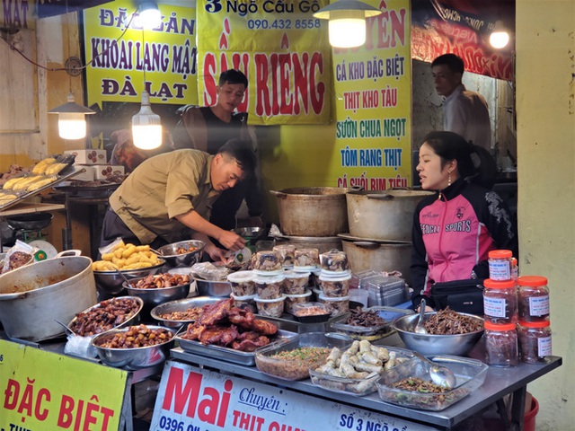  Khu chợ độc nhất Hà Nội: Mở vài tiếng bán hàng trăm cân cá kho, trời lạnh càng hút khách - Ảnh 5.