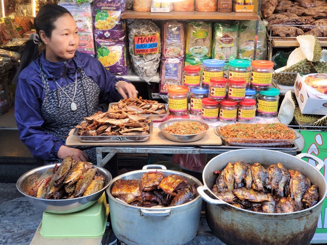  Khu chợ độc nhất Hà Nội: Mở vài tiếng bán hàng trăm cân cá kho, trời lạnh càng hút khách - Ảnh 7.