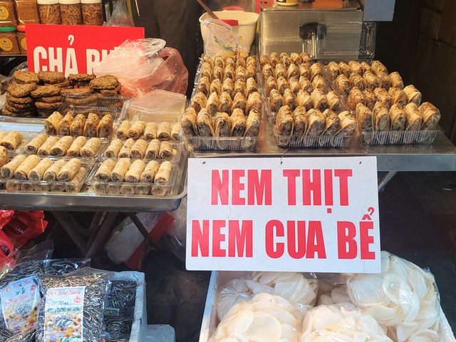  Khu chợ độc nhất Hà Nội: Mở vài tiếng bán hàng trăm cân cá kho, trời lạnh càng hút khách - Ảnh 9.