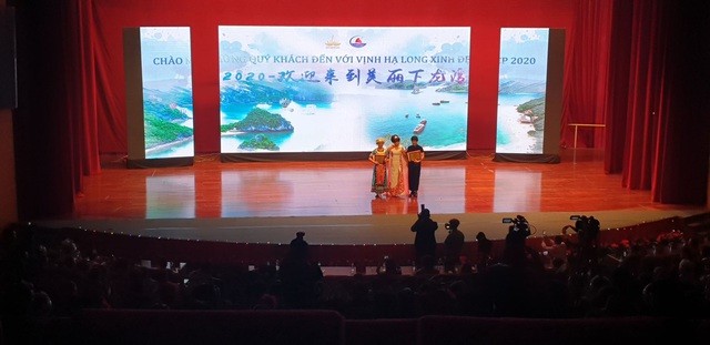 Vụ gần 600 du khách Trung Quốc biểu diễn áo dài “chui” tại Quảng Ninh: Đại biểu quốc hội yêu cầu xử lý làm gương - Ảnh 1.