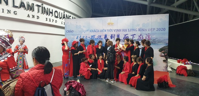 Vụ gần 600 du khách Trung Quốc biểu diễn áo dài “chui” tại Quảng Ninh: Đại biểu quốc hội yêu cầu xử lý làm gương - Ảnh 3.