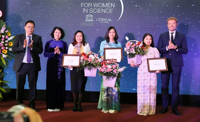 3 nhà khoa học nữ xuất sắc năm 2019 nhận học bổng nghiên cứu trị giá 150 triệu đồng - Ảnh 1.