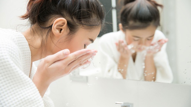 Sai lầm khi rửa mặt trong mùa Đông mà 8/10 chị em đều mắc phải khiến da thô ráp và lão hóa không phanh - Ảnh 3.