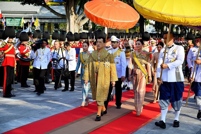 Quốc vương và Hoàng hậu Thái Lan dự lễ rước thuyền, sự kiện được cho là gián tiếp khiến Hoàng quý phi bị phế truất - Ảnh 1.