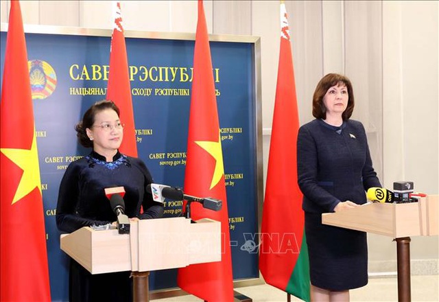  Chủ tịch Quốc hội Nguyễn Thị Kim Ngân và Chủ tịch Thượng viện Cộng hòa Belarus gặp gỡ báo chí  - Ảnh 1.