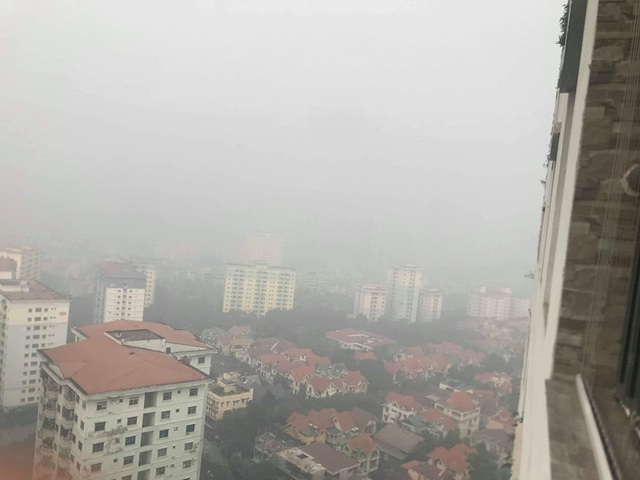 Hà Nội: Sương mù bao phủ từ sáng sớm khiến người dân lo ngại đến sức khỏe - Ảnh 9.