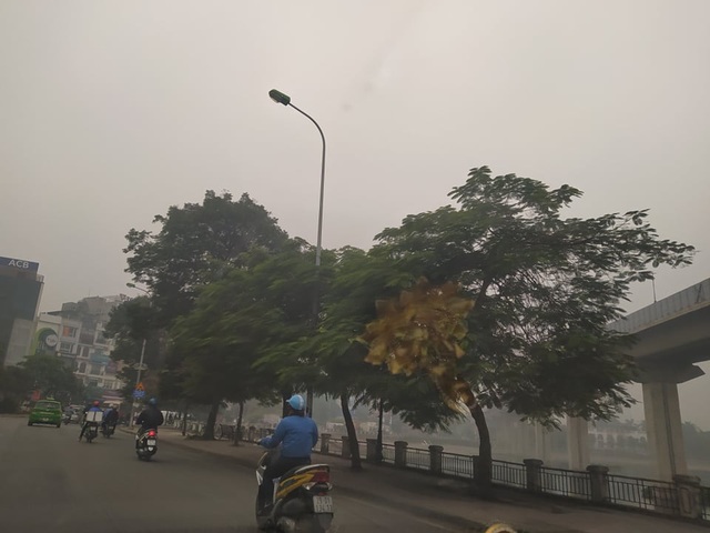 Hà Nội: Sương mù bao phủ từ sáng sớm khiến người dân lo ngại đến sức khỏe - Ảnh 10.
