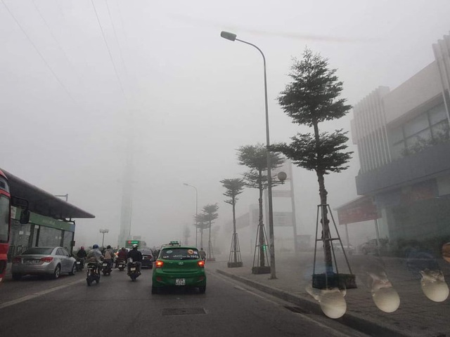 Hà Nội: Sương mù bao phủ từ sáng sớm khiến người dân lo ngại đến sức khỏe - Ảnh 2.