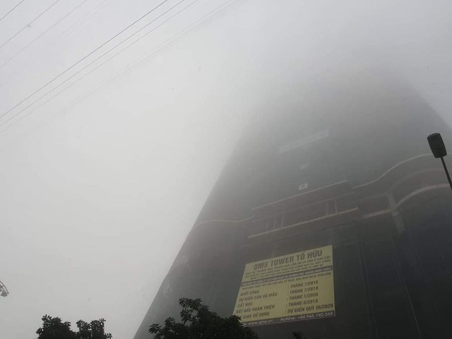Hà Nội: Sương mù bao phủ từ sáng sớm khiến người dân lo ngại đến sức khỏe - Ảnh 3.