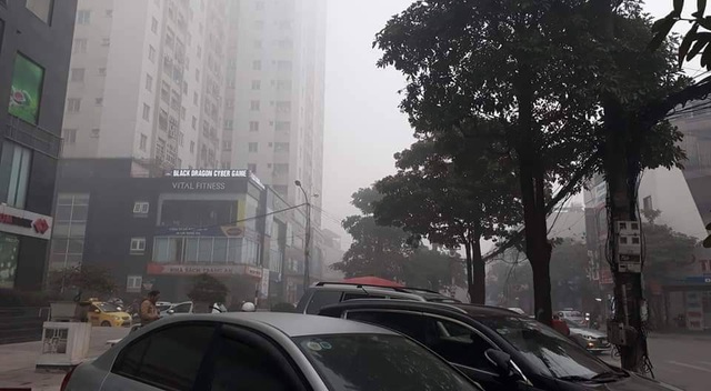 Hà Nội: Sương mù bao phủ từ sáng sớm khiến người dân lo ngại đến sức khỏe - Ảnh 5.