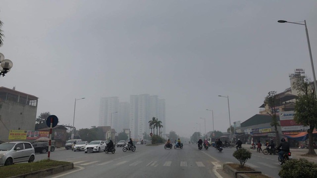 Hà Nội: Sương mù bao phủ từ sáng sớm khiến người dân lo ngại đến sức khỏe - Ảnh 12.