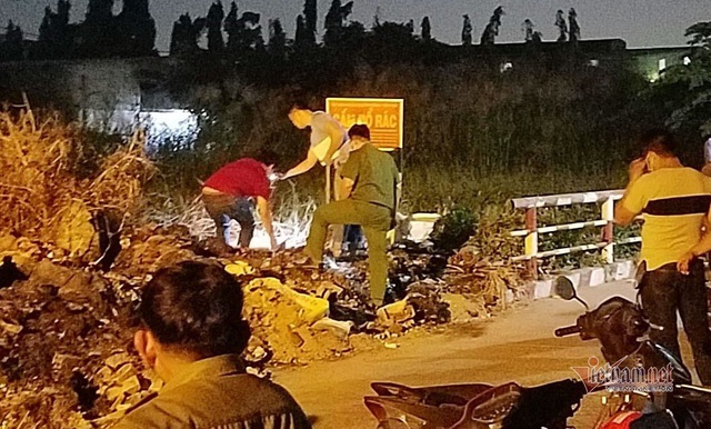 Chen chúc xem xác chó nằm trong hộp đá hoa cương ở bãi rác Sài Gòn - Ảnh 3.
