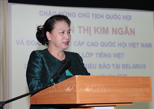 Chủ tịch Quốc hội Nguyễn Thị Kim Ngân thăm lớp học tiếng Việt tại thủ đô Minsk, Belarus  - Ảnh 1.