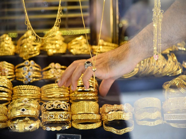 Giá vàng hôm nay 17/12: Vàng trong nước quay đầu giảm trong khi vàng thế giới treo cao - Ảnh 1.